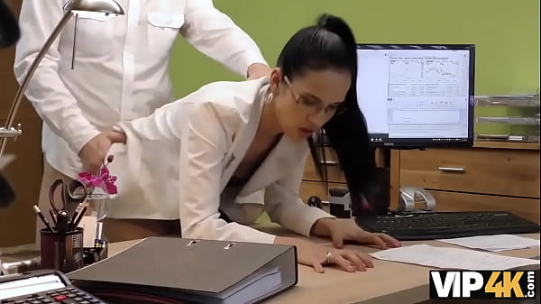 VIP4K. Agent kann Babe einen Kredit geben, wenn sie alle seine Bed&uuml;rfnisse befriedigt 