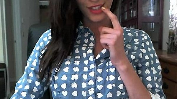 Busty teen toys her shaved pussy on cam