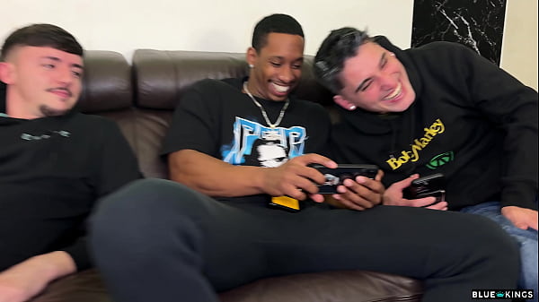 Se folla a sus 3 amigos por separado en la misma casa sin que se enteren