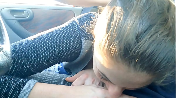 Sexo oral no carro com amiga colega de trabalho