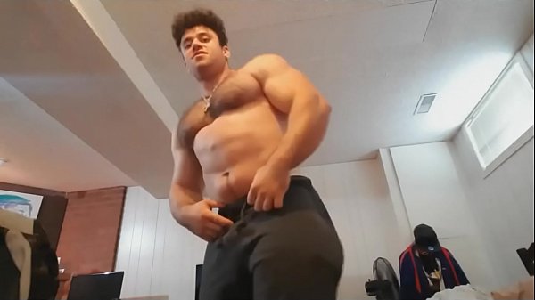 Cara Peludo Gostoso Mostrando a Bunda