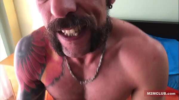 Macho bisexual pre&ntilde;ando un puto