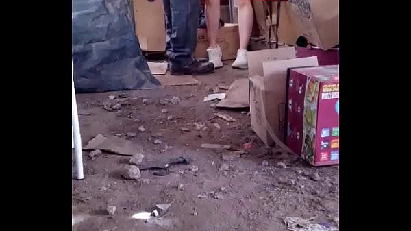 Cojiendo con extra&ntilde;o en la parte de atr&aacute;s de su bodega 