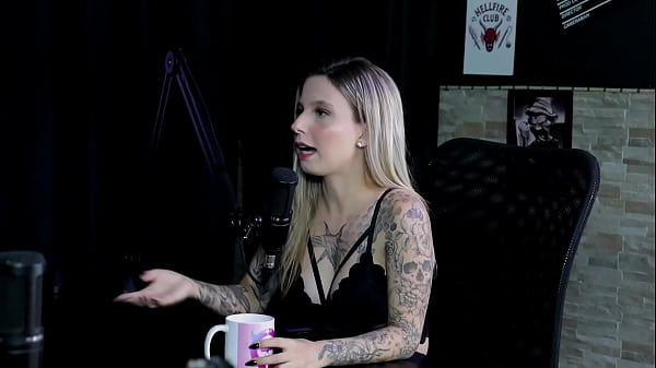 Era assediada no trabalho, foi capa da sexy, os pais n&atilde;o sabem que ela faz porn&ocirc; e era a puta da escola - Baby Fire (SHEER/RED)