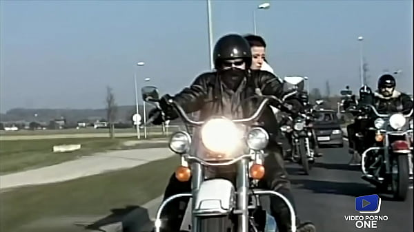 Salopes sauvages rent les bites de motards