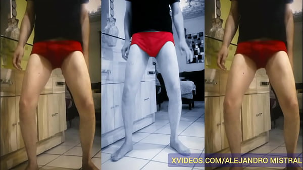 V&iacute;deo gay relajado en trusas agarr&aacute;ndose  la verga