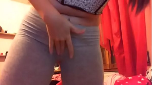 Piscia e una grossa figa bagnata pronta per farti venire dammi il cazzo