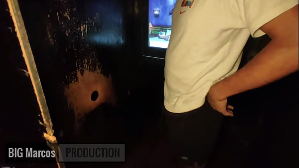 Dotado meteu gostoso no glory hole 