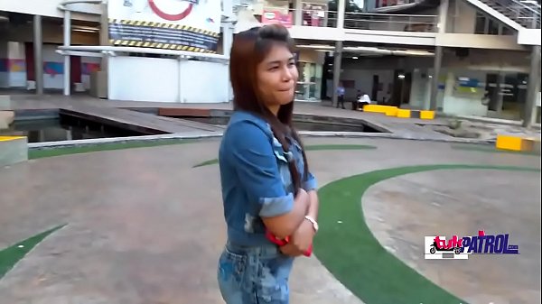 Smiling Thai babe gets foreign penis