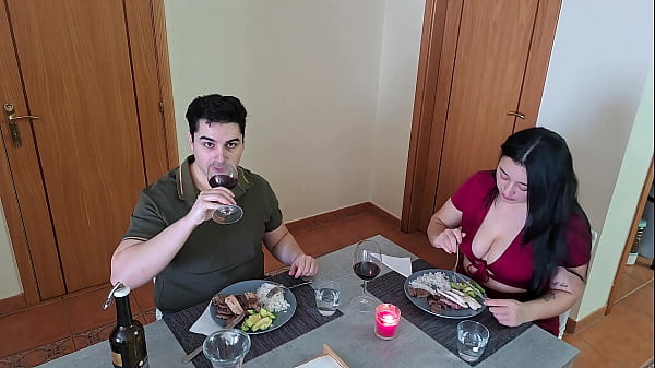 Gordito blanco seduce y se folla a mam&aacute; latina