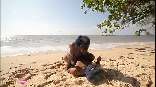 Ebony thot a demand&eacute; une bite en twerkant et en faisant des exercices nue sur la plage - Partie 3