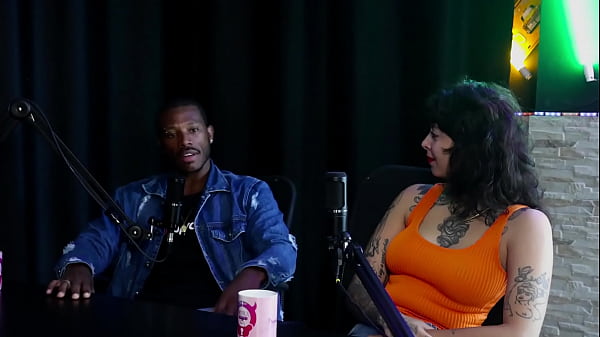 Gostosa mostra seus lindos peitos, se beijam depois de falar que ficou nervosa no m&eacute;nage - My Hell Williams & Hyoran Carvalho (SHEER/RED)