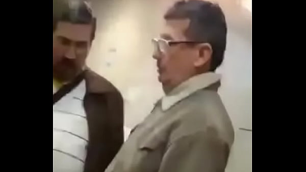 Chupando pijas a maduros en una tetera