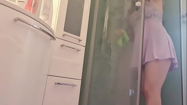 loira foi na casa do vizinho para limpa sua casa e ficou safadinha