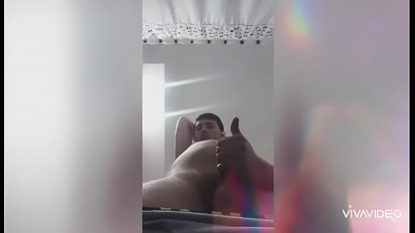 Pendejo viniendose en camara