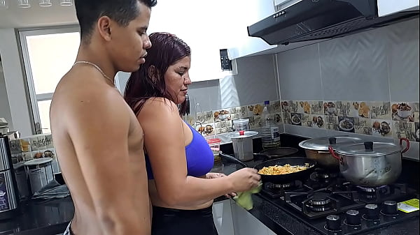 Mi madrastra se pone cachonda en la cocina, que bien chupa mi verga 