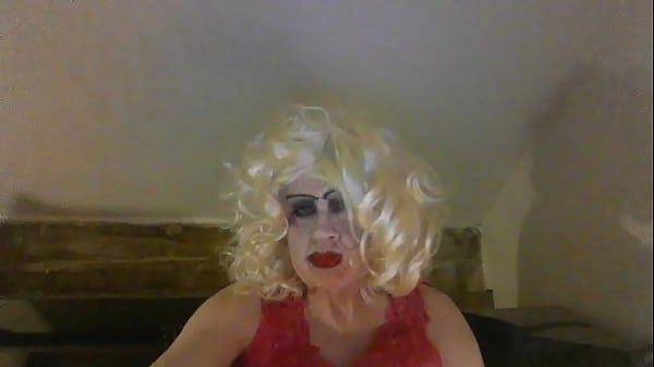 Cross-dressed Sarah wants to turn you on, is desperate to please - what do you like? 