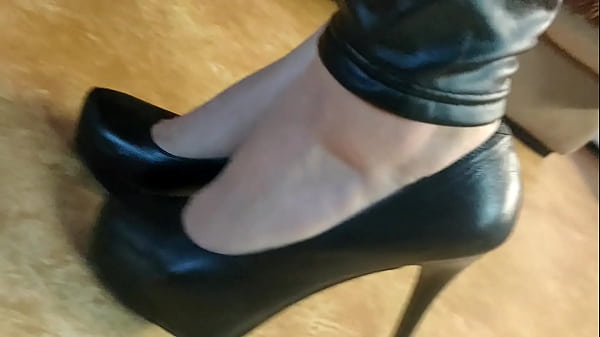 Foot Fetish : High Heels and wrinkled Soles  