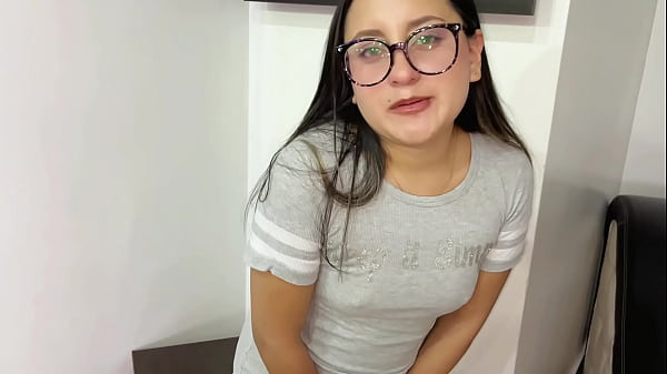 Mientras mi esposo no est&aacute;, monto la gran polla de mi cu&ntilde;ado.