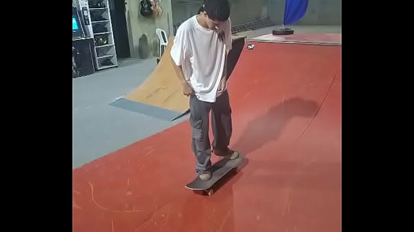 Branquinho safado acerta flip pela primeira vez