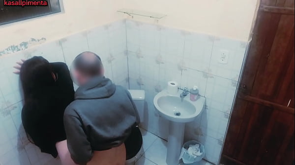 olha o que aconteceu no meu bar, mulher foi ao banheiro e o cara seguiu!