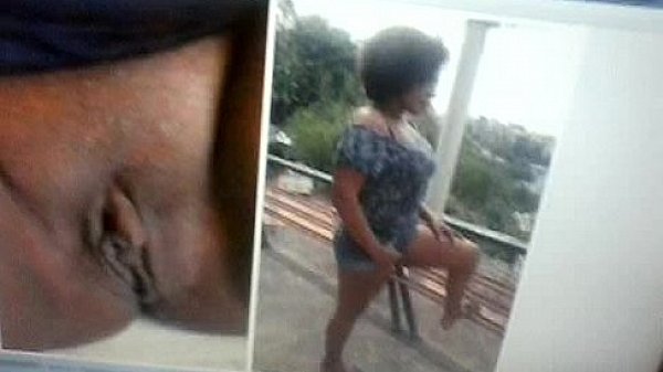 eu se masturbando e olhando as fotos da vizinha pelada
