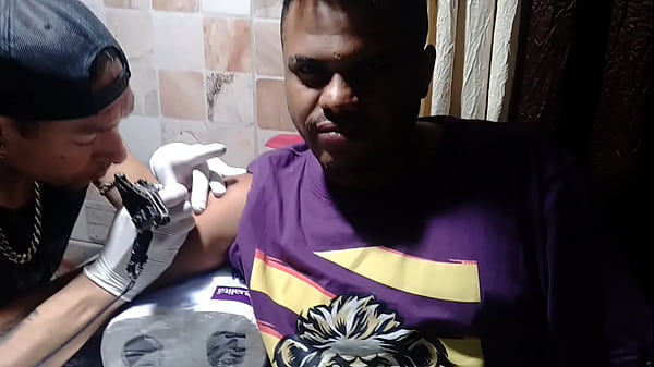 Roberto Alecxander fazendo tatuagem da hardbrazil