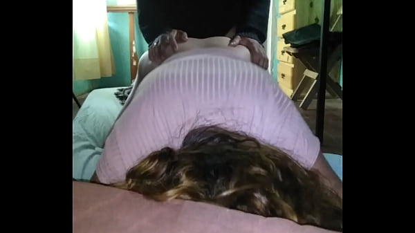 Filmando con el telefono con mi pareja de vestido cortito por la noche