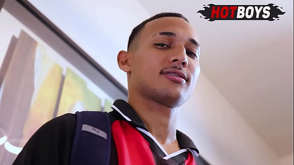 Novinho sendo macetado pelos neg&otilde;es pirocudos!