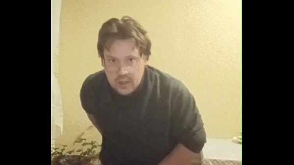 Татуированной гей в очках скачет жопой на огурце! 