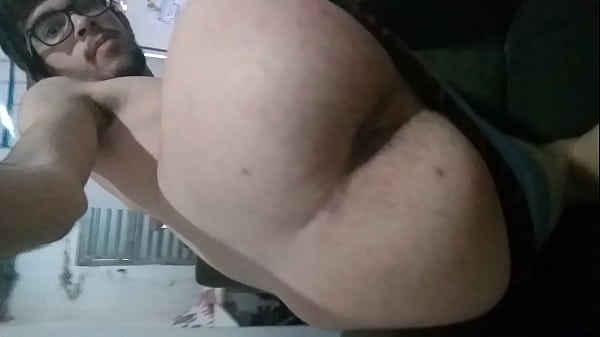 Nerd mostrando a bunda