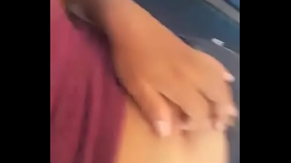 Introduzindo meu dedo no umbigo