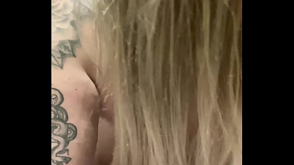 Me da fuerte por la conchita hasta mojarme toda y acaba en mi cola  