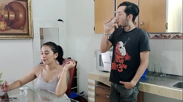 Hermanastra puta chupa la polla de su hermanastro a cambio de que la lleva a la universidad