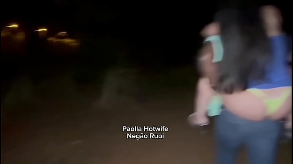 Paolla Hotwife &eacute; Arrastada de cavalinho por Neg&atilde;o de 23cm para o mato no Parque Flamboyant.Ali mesmo a puta casada fudeu gostoso com o negro junto do seu corno manso. Paolla &eacute; snowbunny de verdade