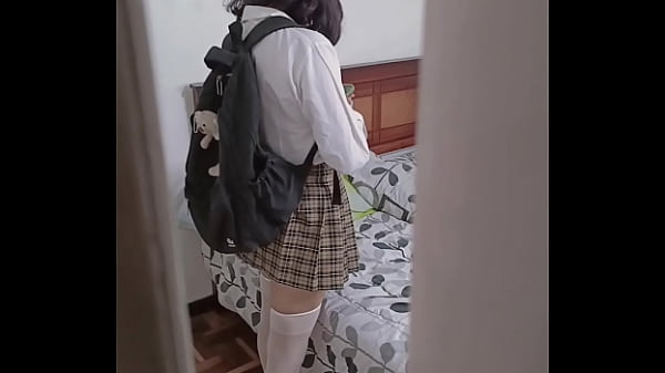Colegiala puta follada por su tio-politico cuando esta sola en casa