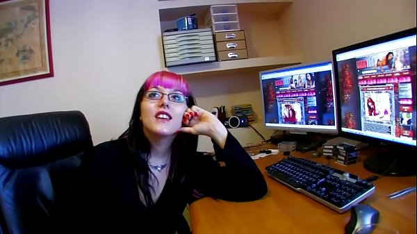 Anche la redattrice del sito porno &egrave; brava davanti le telecamere