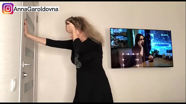 Annette Milf дрочит на друга своего мужа пока они говорят на кухне