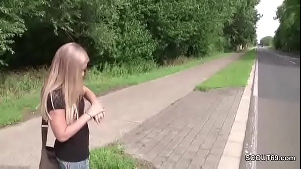 Teeny Anhalterin nach der Schule mit genommen und gefickt