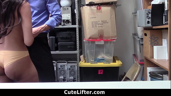 Loss Prevention Officer Encounters the Suspect Stealing - Cutelifter