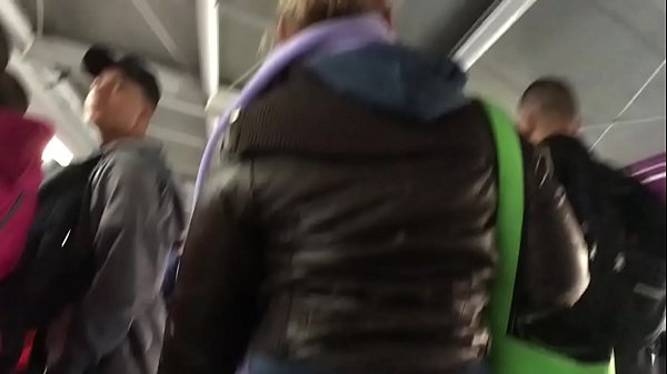 Tocando a jaqueta de nylon marrom da gordinha Pt 1