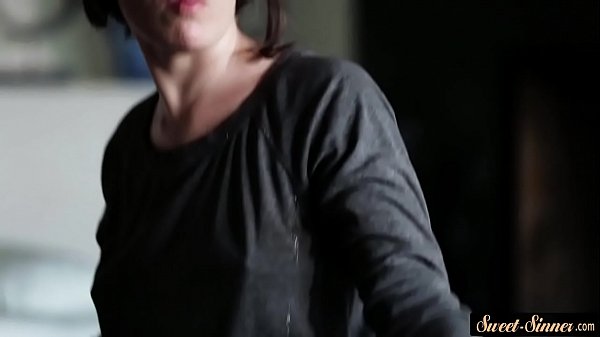 Bootylicious stepmom screwed in the bedroom