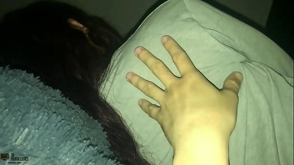 Estoy muy inquieto y me quiero follar a la cachonda de mi hermanastra que esta acostada POV - CREAMPIE 