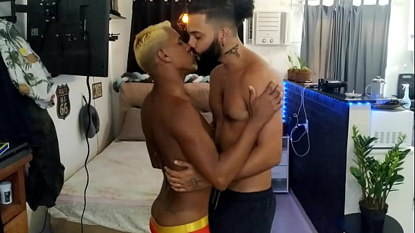 O Davi Lobo gozou no meu cu deixando ele escorrer de tanta porra.  