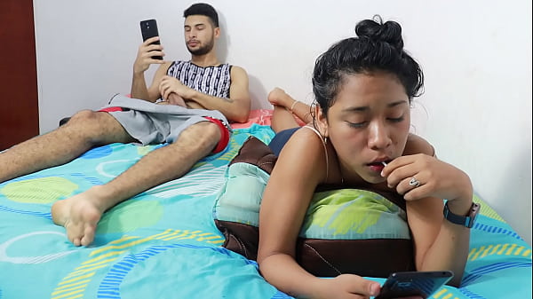 SEXO CASERO CON MI HERMANASTRA HERMOSA COLOMBIANA ME QUIERE SEDUCIR EN LA CASA DE SUS MEJORES AMIGOS PERO ME HIZO EXITAR Y LE METI MI PENE  