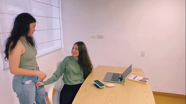 Mi marido contrata una secretaria lesbiana y no sabe que yo termino follando con ella. 