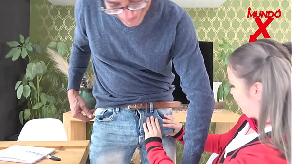 Rubia hace lo que sea por el pene de su profesor  