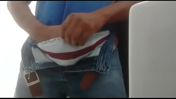 Tirando a roupa no banheiro  