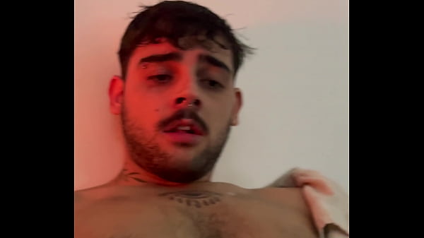 cheguei com tes&atilde;o do treino e leitei gostoso na cara  