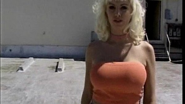 Blonde gets her pussy pounded on rooftop